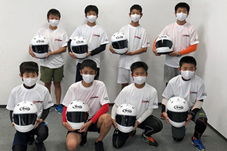 ■ご協賛頂いたヘルメット・アカデミーTシャツ・マスクを手に記念撮影
