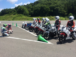 坂田インストラクターの指導
《ステップの位置も重要です!
どの位置にどのように足を掛けているか、詳細部分まで指導がなされます。》