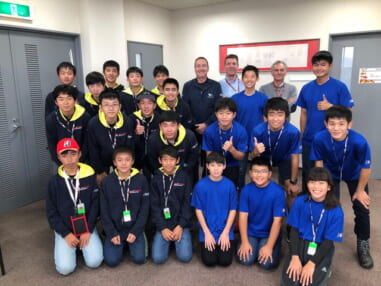 後方 スペンサー氏(左)ゴダード氏(中)ウンチーニ氏(右)
MFJロードレースアカデミー(左) 鈴鹿レーシングスクール(右)