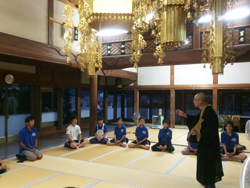 年間受講生は夏合宿!
《夜には恒例のお寺で座禅。心を落ち着かせました….のはずが子供たちのパワーは夜まで続いておりました。》