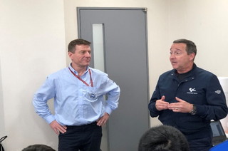 カピロッシ氏 ゴダード氏とアカデミー生 スペンサー氏より子供達にお話頂きました
スペンサー氏 カピロッシ氏はモチロン有名ですが、ピーターゴダード氏は1991年 全日本ロードレース選手権500㏄チャンピオン! 日本でも活躍され、現在はオーストラリア協会会長だそうです。 国内競技規則書チャンピオンリストにも名前が掲載されております。 今でも少しだけ日本語を覚えてらっしゃいますよ!