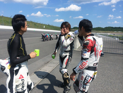 インストラクター達も水分補給《喉が渇いる自覚がなくても熱中症対策には細目に水分を取りましょう!》