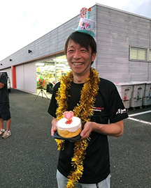終礼後、8/15日誕生日の坂田校長へRクラス参加者よりサプライズ！
坂田校長もこの時ばかりは、照れながらも満面の笑み。ケーキ帽が何ともお似合い(笑)