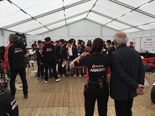 この日、Asia Talent Cupセレクションに参加するライダー達をAna氏にご紹介。