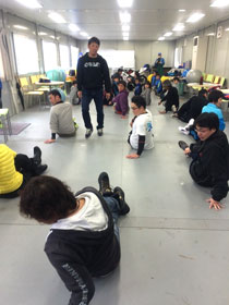 朝からの強い雨に室内トレーニングにスケジュール変更
亀谷講師 指導の下 じっくりと体をほぐしながら体幹を鍛えるトレーニング
参加者も元世界チャンピオンも体幹トレーニング