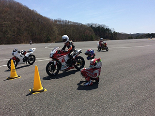 今期アカデミーは、CBR250Rでの講習も始まりました。