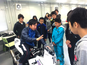 小林イントラ 背後に坂田チーフイントラがいて琉聖君よりも緊張の面持ち?