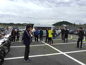 8:30全体で朝礼、ストレッチで充分に体をほぐしライディングに備えます