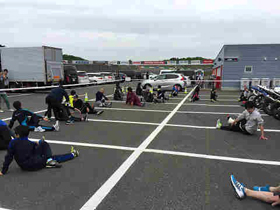 8:30全体で朝礼、ストレッチで充分に体をほぐしライディングに備えます