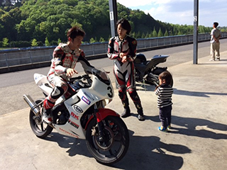 将来のGPライダー?ママと一緒に國川インストラクターからの注意点を聞き逃しません!