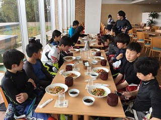 ツインリンクもてぎの協力によりホテルでの昼食。