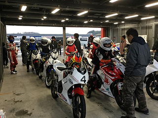小雨が降りこの日は気温も上がらず、
震えながらのフルコース走行となった。