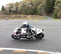 小山インストラクターの指導で、少しずつポイントを掴んでいく1dayスクール参加者たち。
ブレーキポイント・ステップの位置・タイヤの使い方など、参加者たちの質問は山ほど!
小山インストラクターは、説明が判りやすく丁寧だと評判だ。