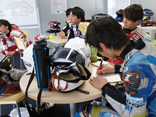 休憩時間は、指摘された内容をノートに書きとめる。
書きとめたノートは、自分が迷った時の道しるべ