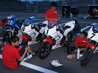 一日の走行を終え、車両にもご苦労様