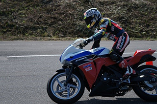 小山インストラクター 250&150バイクで指導
どんな排気量でも基本が出来ていれば応用できます。