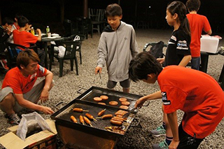 【夏合宿 第1弾】 ツインリンクもてぎ ログキャビンにてBBQ
メカニック アキさんが一生懸命に火を起こしてくれました。子供たち!もっと率先してお手伝いしましょう!
夏休み中は、お父さん・お母さんのお手伝いも忘れずにね。