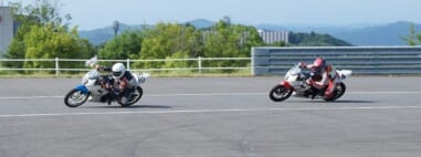 アカデミー卒業生後も1dayスクールに参加 坂田校長にライディングフォームのチェックやレース運びを習います。
タレントカップチャンピオン獲得 がんばれ!