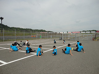 朝のミーティング、水分を、しっかり取るよう指導されました、その後トレーニング