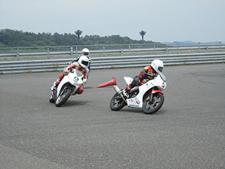 本日は、マルチコースでの練習、パイロンを使用してのスラローム走行やブレーキ練習を 行いました
