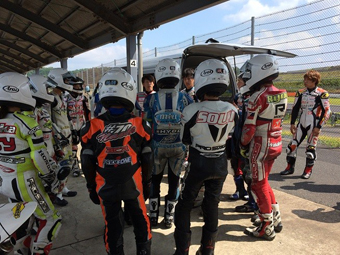 マルチコース
9:00~17:00
パイロンスラローム、ブレーキング、アクセルワーク、ステップの足の位置・向き、細かく指導が続きます。