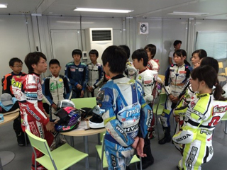 受講生の走行確認後、坂田・小林インストラクターからリアブレーキの使い方、サスペンションの使い方、ステップの位置など個々の状態にあわせた指導がなされる。