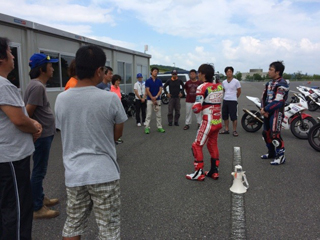 ライダー同様、親御さん一人一人からの質問に答え、お子さんへのライディング指導内容・現在の課題等、詳細説明を行う 坂田インストラクター