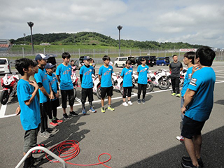 朝のミーティング、その後トレーニングで夏合宿がスタートしました