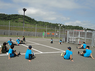 朝のミーティング、その後トレーニングで夏合宿がスタートしました