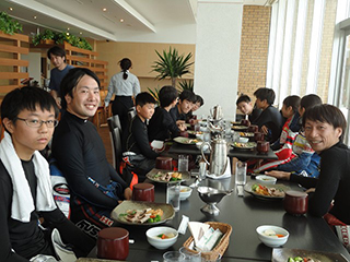 ツインリンクもてぎホテルでの昼食と、合宿ならではの夕食で親睦を深めます!