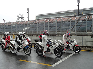 1日目は、90分間の走行時間、2日目はレインでのロードコースでの練習