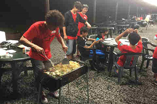 練習後、ツインリンクもてぎログキャビンにてBBQ 坂田校長と武田インストラクター、ここでも腕前お見事でした。