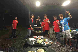 練習後、ツインリンクもてぎログキャビンにてBBQ 坂田校長と武田インストラクター、ここでも腕前お見事でした。