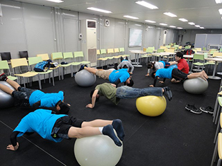 バランスボールを使用しての身体トレーニングを午前中、みっちり行いました