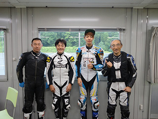 1day参加の三村さん、宮負さん、浦本インストラクターと東さん
少人数指導で、参加者も満足されてました!!