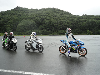 1day参加の三村さん、宮負さん、浦本インストラクターと東さん
少人数指導で、参加者も満足されてました!!