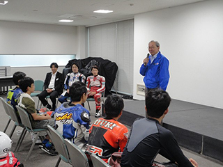 MFJ大島会長、ツインリンクもてぎ斎藤支配人、坂田校長、小林インストラクターから終礼の挨拶がありました。ツインリンクもてぎ様より、MOTO-GP観戦券が贈られ、生徒は喜んでいました。