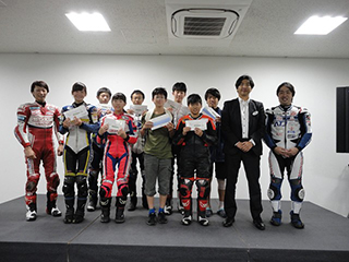 MFJ大島会長、ツインリンクもてぎ斎藤支配人、坂田校長、小林インストラクターから終礼の挨拶がありました。ツインリンクもてぎ様より、MOTO-GP観戦券が贈られ、生徒は喜んでいました。