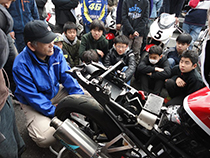 市川氏の見本作業