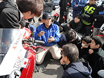 親御さんと参加者で交換作業、最後は市川氏に確認して頂きました