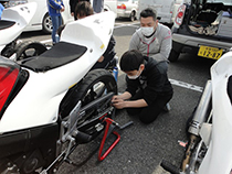 親御さんと参加者で交換作業、最後は市川氏に確認して頂きました