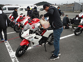 模擬レースに向けてタイヤ交換と走行前準備、朝のミーティングが始まりました