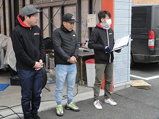 模擬レースに向けてタイヤ交換と走行前準備、朝のミーティングが始まりました
