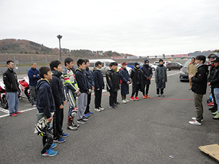 模擬レースに向けてタイヤ交換と走行前準備、朝のミーティングが始まりました
