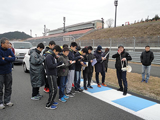 路面温度が上がらず模擬レースは中止して、歩いてのコース攻略アドバイス