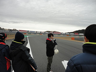 路面温度が上がらず模擬レースは中止して、歩いてのコース攻略アドバイス