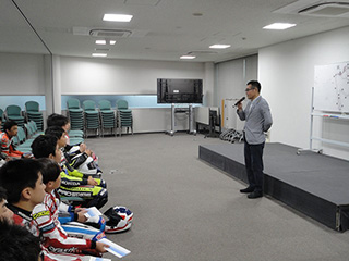 MFJ隠岐事務局長、ツインリンクもてぎ斎藤支配人、坂田校長ほか各インストラクターから終礼の挨拶がありました。
ツインリンクもてぎ様より、MotoGP 観戦券が贈られ、生徒は喜んでいました。