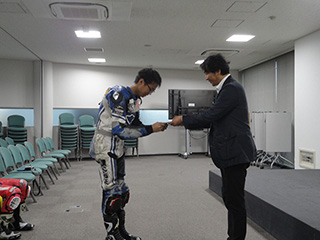 MFJ隠岐事務局長、ツインリンクもてぎ斎藤支配人、坂田校長ほか各インストラクターから終礼の挨拶がありました。
ツインリンクもてぎ様より、MotoGP 観戦券が贈られ、生徒は喜んでいました。