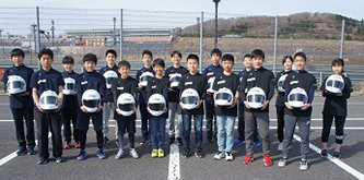 ご協賛物配布:
ヘルメット:(株)アライヘルメット様 Tシャツ:ブリヂストン(株)様 住友ゴム工業(株)様
ポロシャツ:本田技研工業(株)様 パーカー:ヒョウドウプロダクツ様
アカデミー第1回目は、朝から配布物や記念撮影。
ご協賛頂いたヘルメット・ウェアーを手に『やる気満々』な受講生達。
CBR250講習:4名 CBR150講習:13名 総勢17名