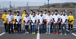 ご協賛物配布:
ヘルメット:(株)アライヘルメット様 Tシャツ:ブリヂストン(株)様 住友ゴム工業(株)様
ポロシャツ:本田技研工業(株)様 パーカー:ヒョウドウプロダクツ様
アカデミー第1回目は、朝から配布物や記念撮影。
ご協賛頂いたヘルメット・ウェアーを手に『やる気満々』な受講生達。
CBR250講習:4名 CBR150講習:13名 総勢17名